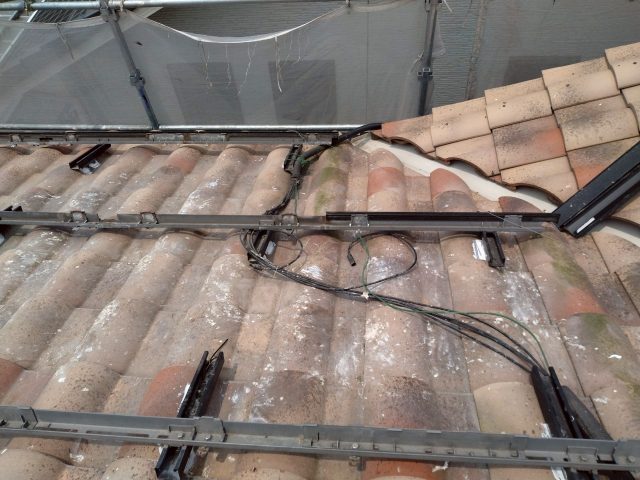 高松市で屋根瓦に付着したフン汚れ